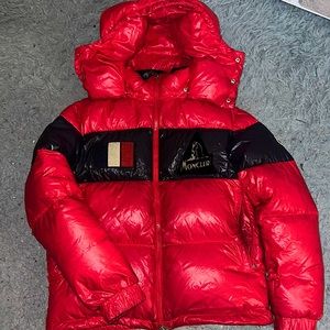 Moncler Gary Red Quilted Down Patch Hooded Jacket Men’s, Size 2, great condition